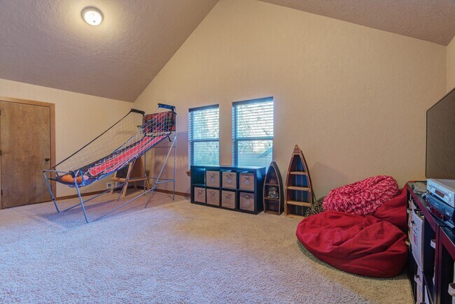 Building Photo - Seasonal Rental- Available through April 3...