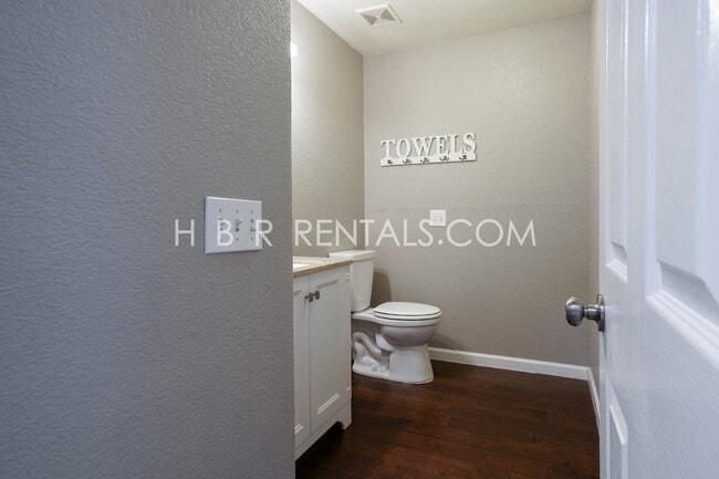 Building Photo - Bright Craftsman-Style 4 Bedroom Home in Q...