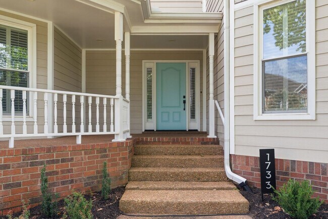 Building Photo - 1733 Carriage Ct