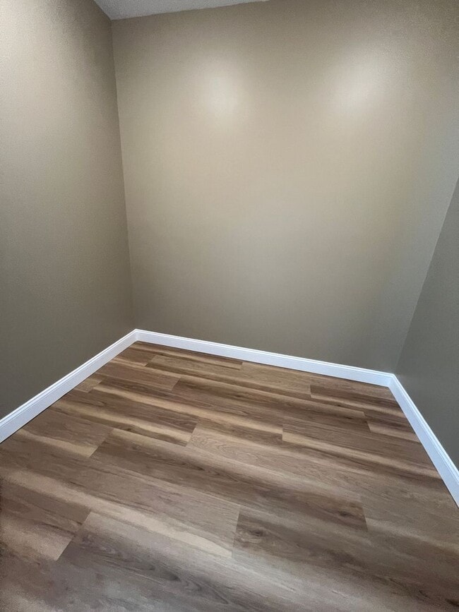 Building Photo - 3 BR, 2 BA Apartment - No HOA