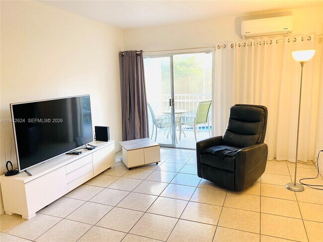 Building Photo - 1560 NE 127th St