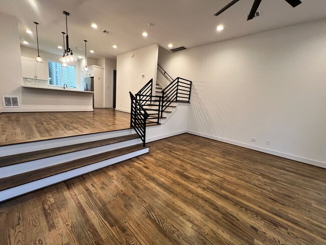 Building Photo - 3 story townhome with modern upgrades