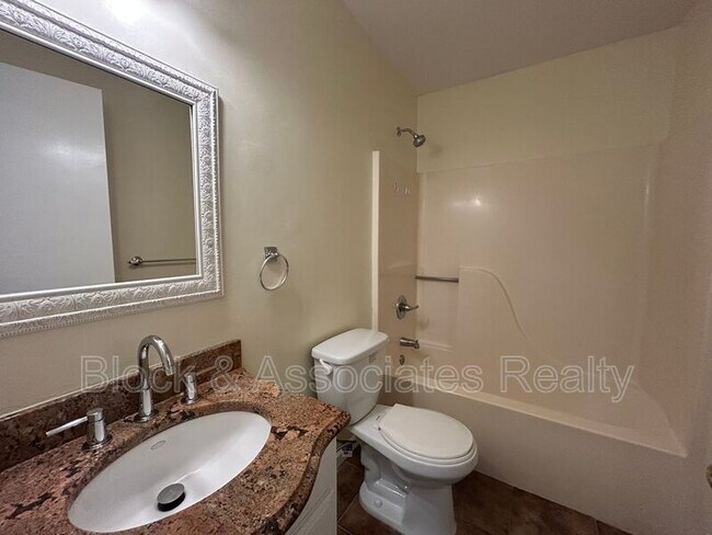 Building Photo - 808 Circle Dr