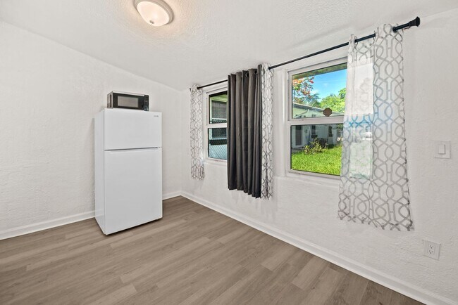 Building Photo - Spacious 1 Bed / 1 Bath Apartment Near Downtown Miami