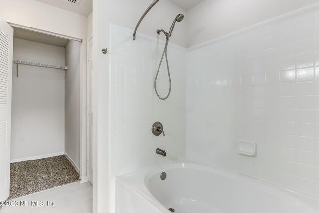 Building Photo - 13700 Richmond Park Dr N