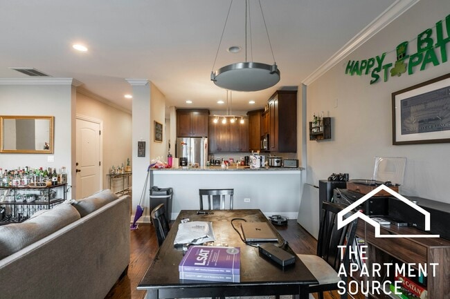 Building Photo - 1136 W Diversey Pkwy