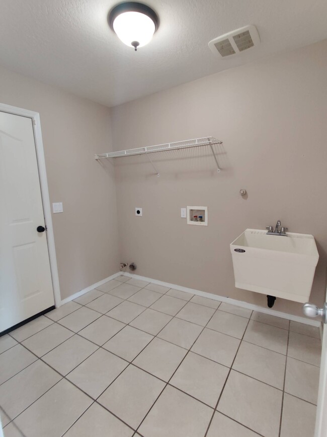 Building Photo - 3915 Hayden Ln