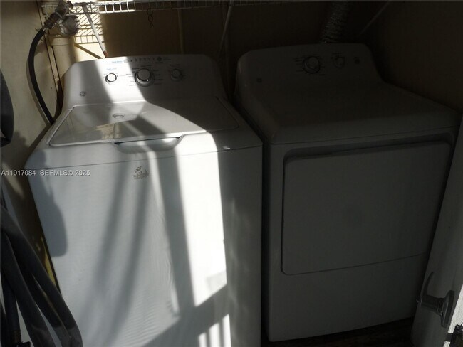 Building Photo - 14501 N Kendall Dr