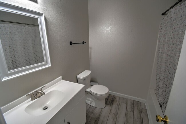 Building Photo - Great 3 Bedroom 2 Bathroom Home !!!!