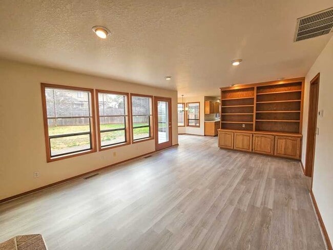 Building Photo - Spaceous newly remodeled 5 bedroom 3 bath ...