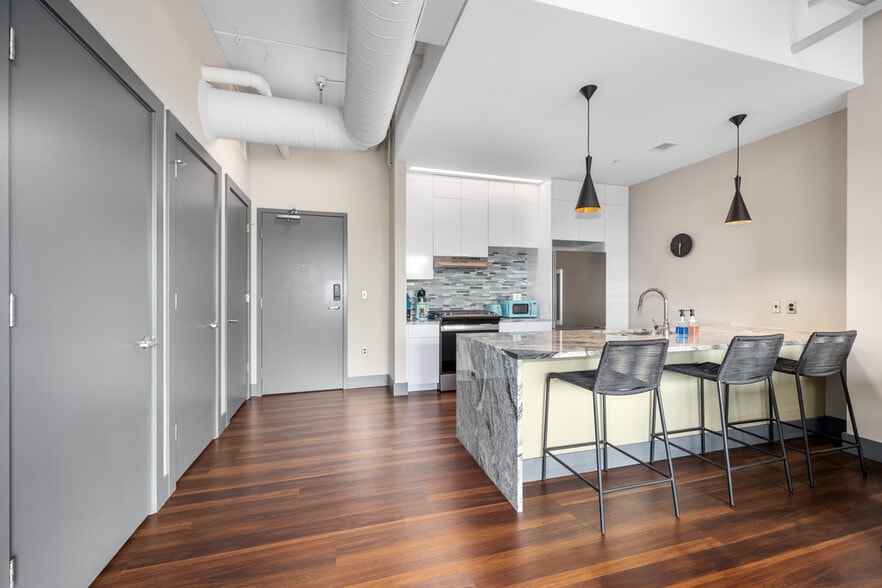 Building Photo - Leonard Luxury Apartments