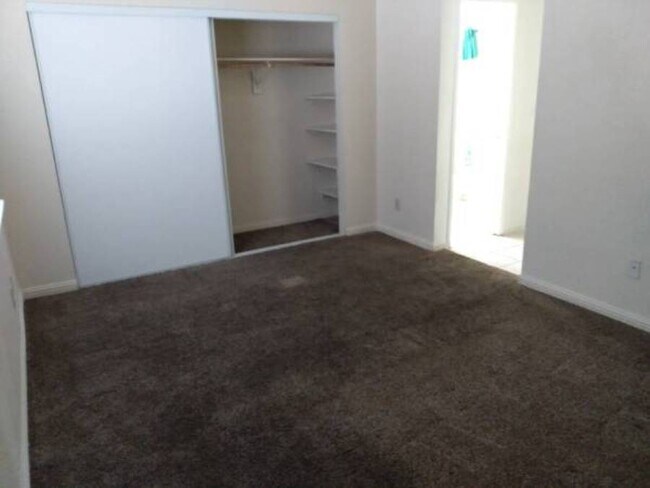 Building Photo - 2112 Sun Ave