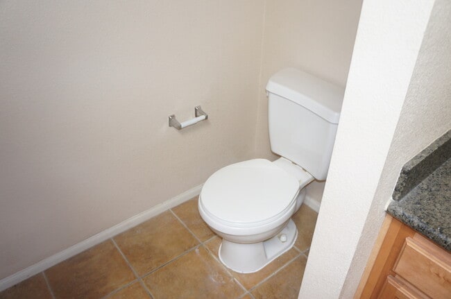 Building Photo - WONDERFUL 2 BEDROOM CONDO ON SECOND FLOOR