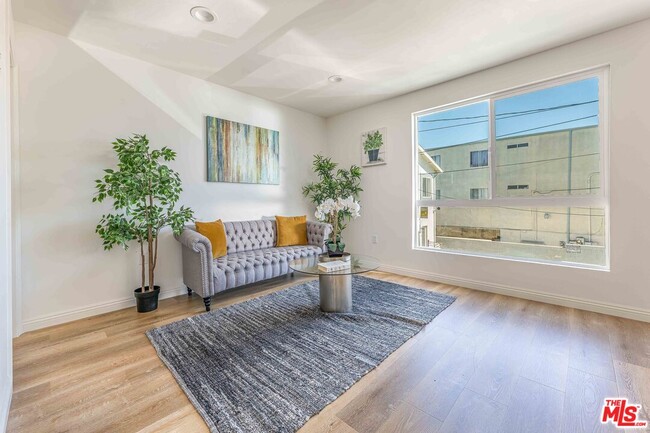 Building Photo - 815 N Kingsley Dr