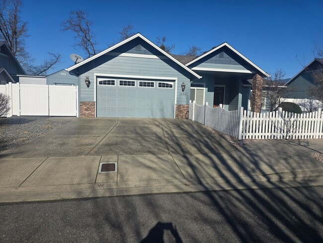 Building Photo - 3 bed 2 bath Home for Rent in Grants Pass