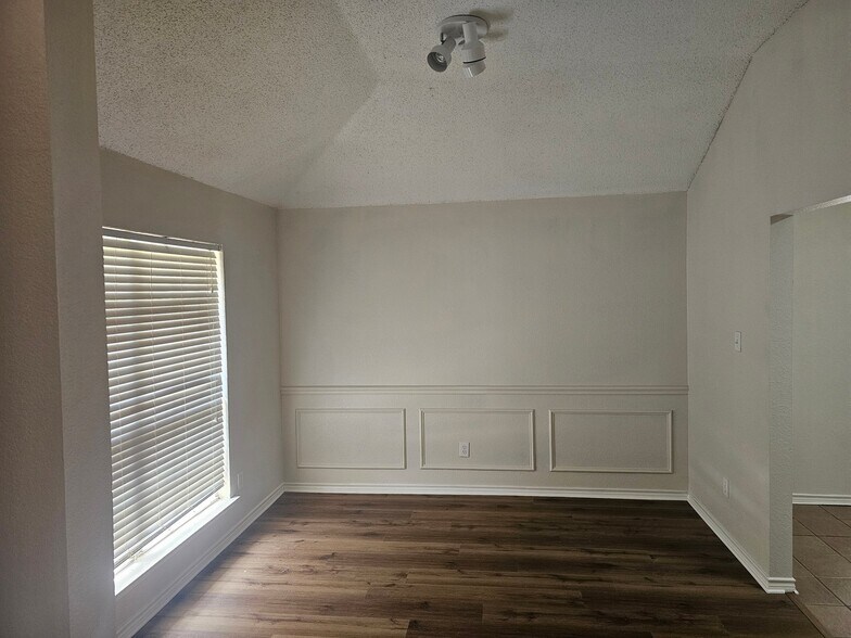 Building Photo - 3703 Blossom Dr
