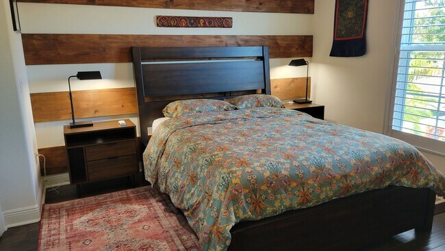 Building Photo - Seasonal stunning 5/5 pool home west of trail near Siesta Key!