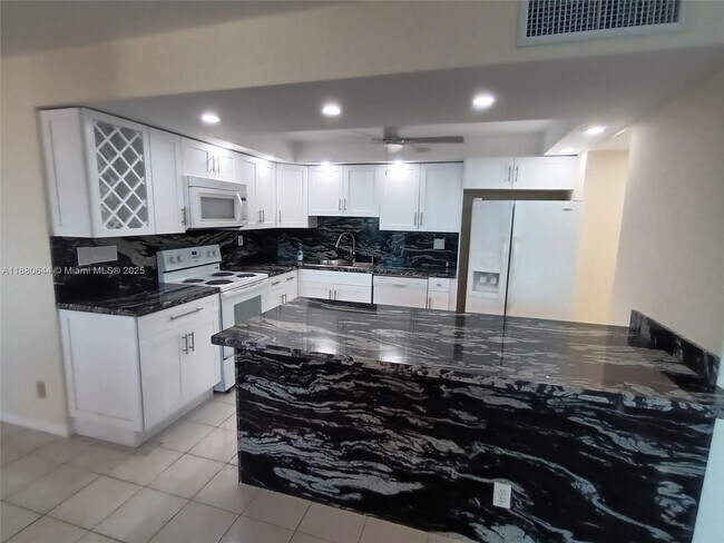 Building Photo - 1410 S Ocean Dr