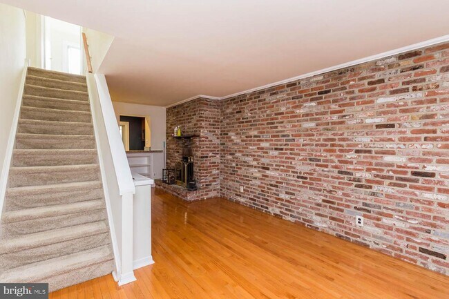 Building Photo - 113 Mountain St