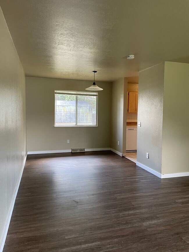 Building Photo - STUDENTS WELCOME! 5 Bedroom 3 Bathroom Single Family Home West Fort Collins