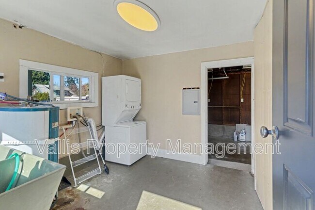 Building Photo - 2350 Cottage St SE