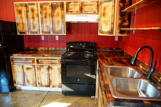 Building Photo - Rustic Home in Heart of Martin!