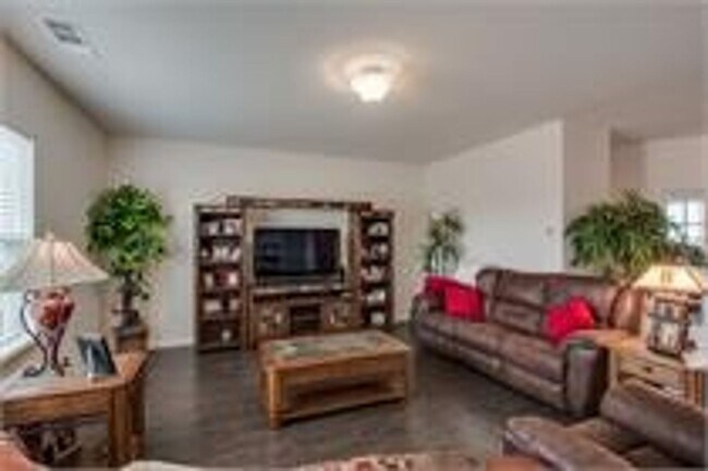 Building Photo - Beautiful 4bd 2.5ba home with Community Am...