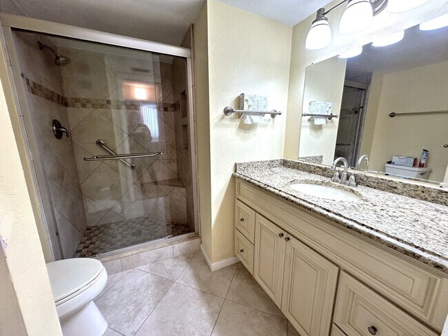 Building Photo - STUNNING SEASONAL 2/2 CORNER CONDO WITH OV...