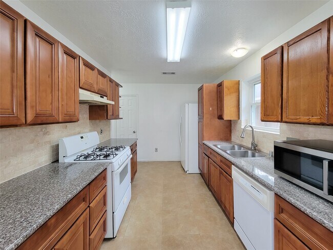 Building Photo - 16807 Sussex Dr