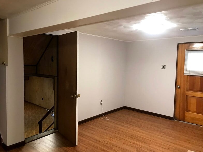 Large entry room at ground level - 1262 Onondago St