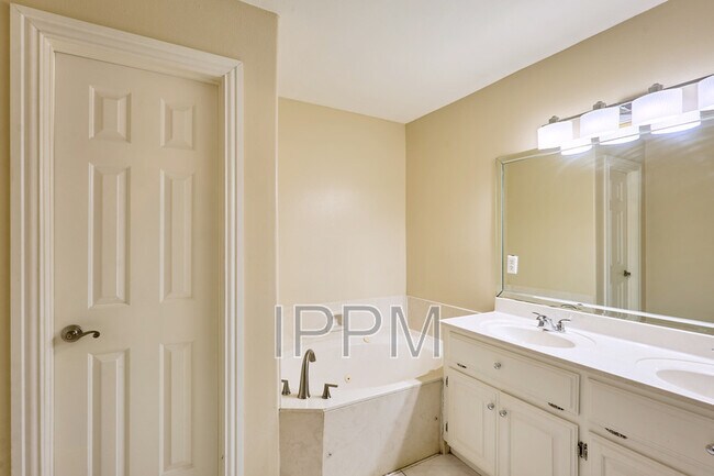 Building Photo - 2609 Thomas Ln