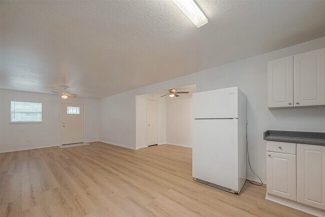 Building Photo - 2051 Santa Rosa St