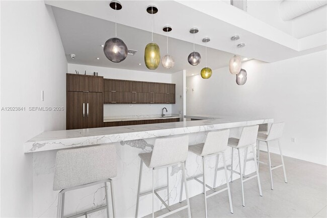 Building Photo - 2457 Collins Ave