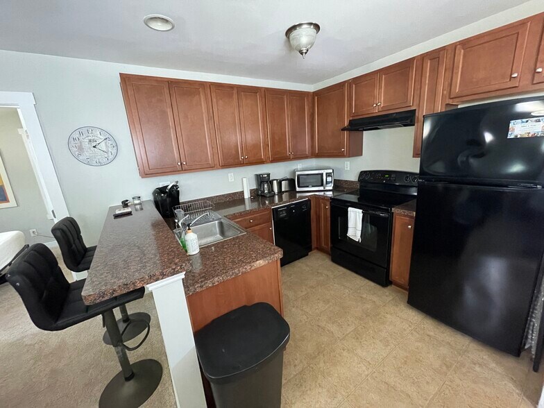 Large kitchen - 105 Georgianna Aly