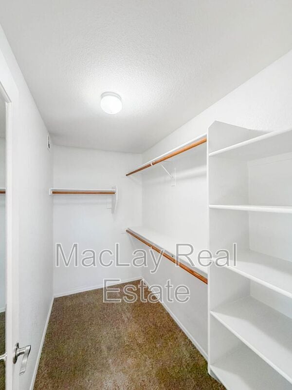 Building Photo - 1009 E Iris Dr