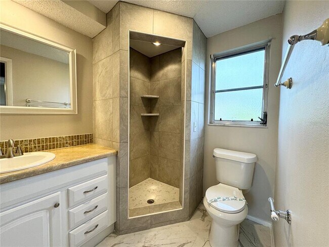 Building Photo - 237 Matisse Cir N