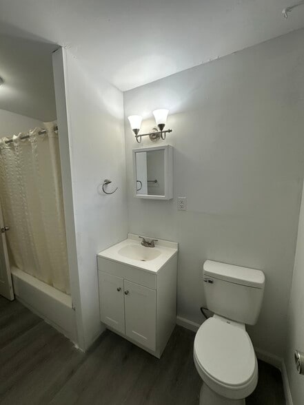 Full bathroom - 991 Deerfield Ct