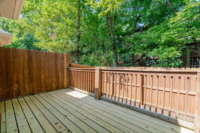 Building Photo - Beautiful & spacious 4 Bedroom condo w/fen...
