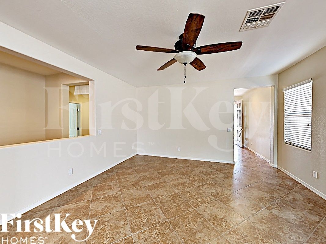 Building Photo - 802 W Love Rd