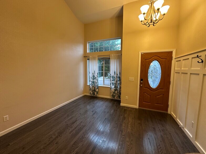 Building Photo - 3245 Richmond Dr