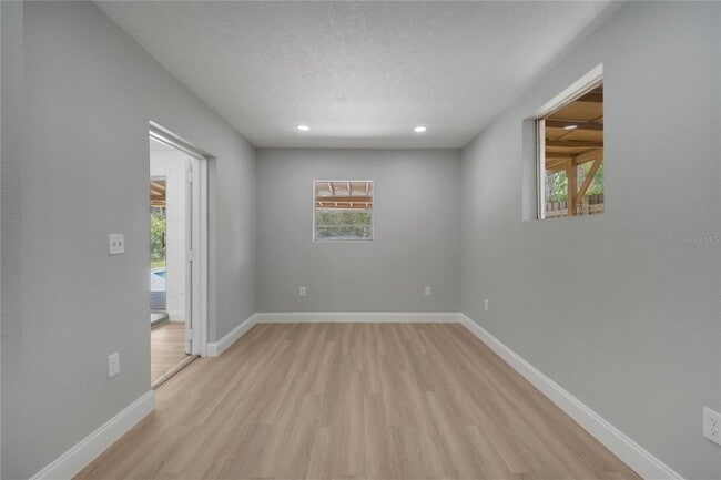 Building Photo - 2303 Bonneville Dr