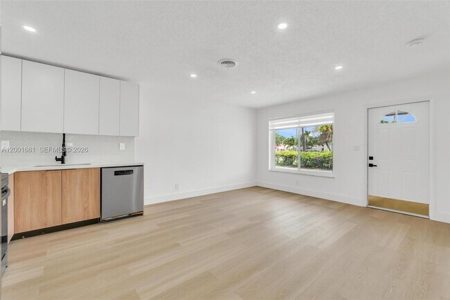 Building Photo - 1611 NE 50th Ct