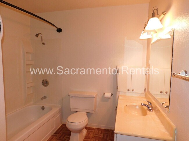 Building Photo - Spacious 2bd/1 ba Foothill Farms Duplex Wi...