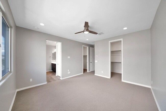 Building Photo - LUXURY TOWNHOME IN PNORTERRA WITH COMMUNIT...