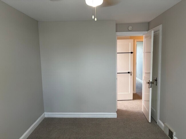 Building Photo - Well Maintained Brick Rowhome in Spring Mill Section of Clifton Heights Is Now Available for Lease