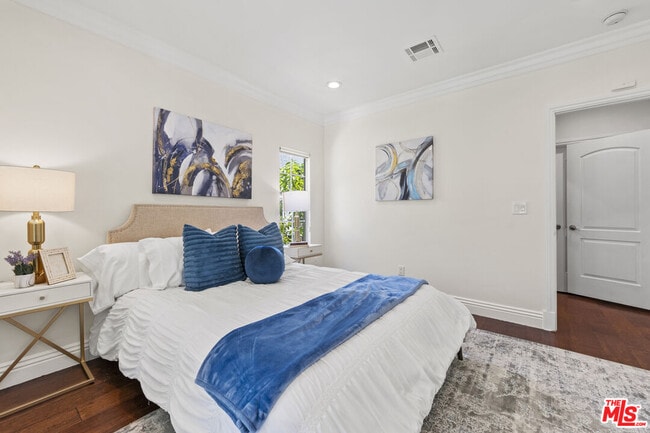 Building Photo - 1114 S La Peer Dr