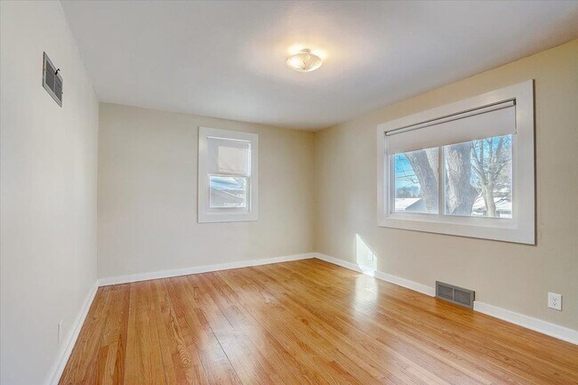 Building Photo - 309 E Lakeview Ave