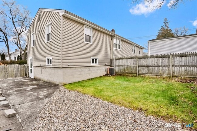 Building Photo - 732 Tunxis Hill Rd