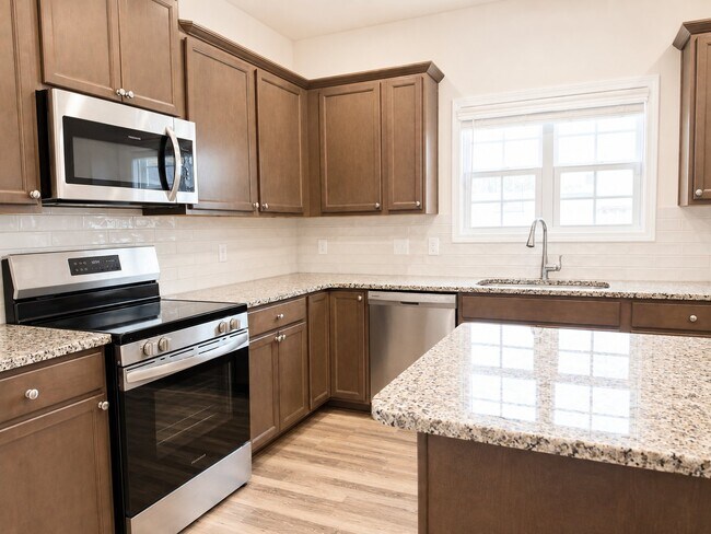 Building Photo - 2120 Lunsford Dr