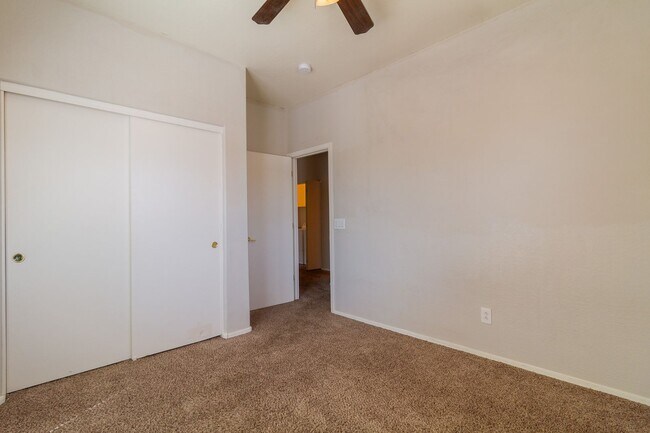 Building Photo - 2600 E Springfield Pl